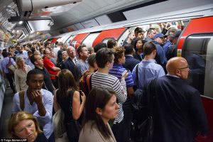 2a58e91700000578-3153549-crammed_commuters_queue_to_get_onto_a_victoria_line_train_this_e-a-67_1436377260664